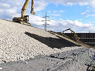 Obrázek ochrany břehů nádrže geobuňkami