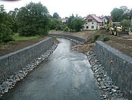Obrázek opravy vymletých břehů potoka po povodních