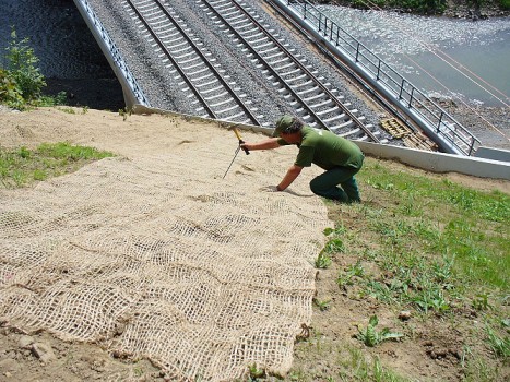 Kokosová geotextilie je ekologická varianta pro ochranu zemních svahů proti erozi