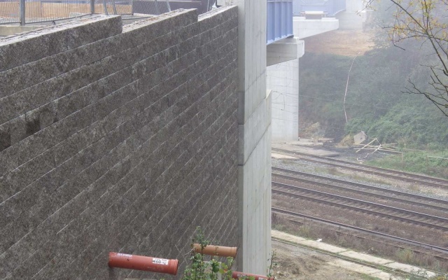 Mostowe skrzydła z gruntu zbrojonego na obwodnicy Chebu