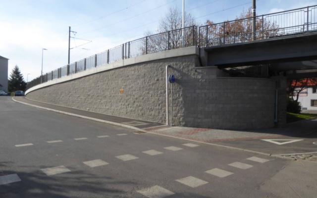 Ściana oporowa kładki nad linią kolejową Tábor – Bechyně