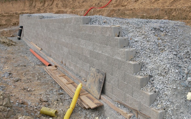 Opórcza konstrukcja dla posadowienia domu handlowego w Boskovicach