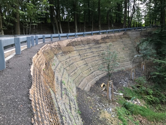 Troskovice, Droga III/28115, strome zbocze z gruntu zbrojonego