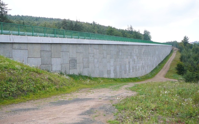 Mur oporowy z wielkoformatowych paneli na obejściu drogi I/7 Chomutov – Křimov