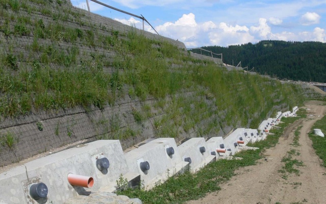 Wzmocnione zbocza pod autostradą D3 na odcinku Svrčinovec – Skalité