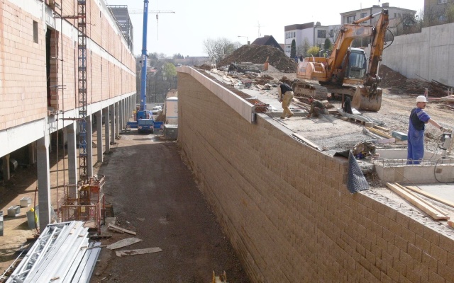 Mur oporowy na terenie centrum handlowego w Igławie