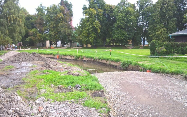 Mechaniczna stabilizacja podłoża toru inline i ścieżki parkowej w Zábřehu