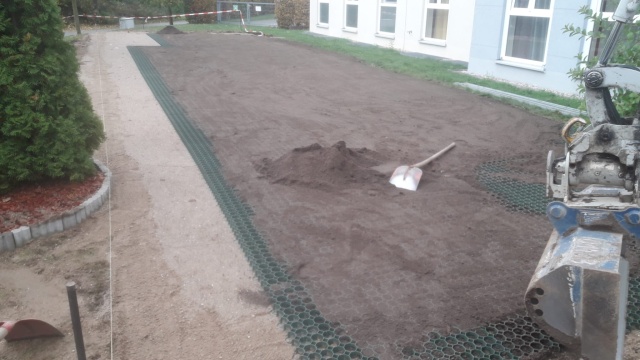 Rozszerzenie miejsc parkingowych za pomocą płyt trawnikowych