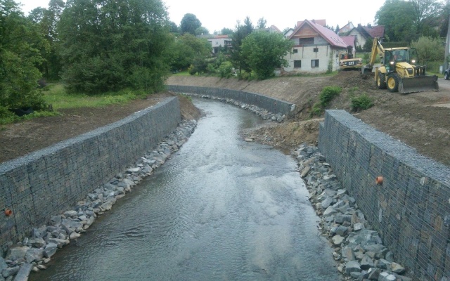 Odbudowa koryta potoku po powodniach za pomocą murów gabionowych w Závišicach