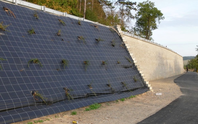 Mury oporowe w systemie Tensartech TW1 i zbrojone strome skarpy w Bučovicach