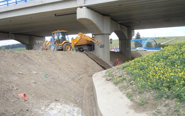 Ochrona skarp rowu odwadniającego przed erozją w Popradzie