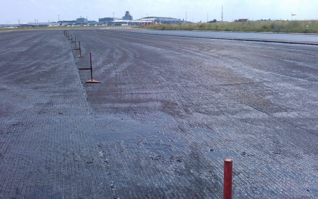 Zwiększenie trwałości warstw bitumicznych na pasach startowych lotniska w Pradze