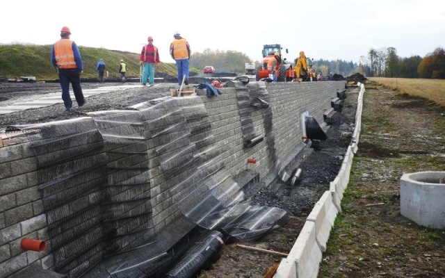 Mur oporowy z systemu Tensartech TW1 na drodze I/48 Rychaltice – Frýdek-Místek