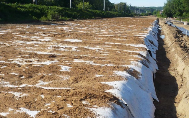 Odvodnienie korpusu nasypu przebudowanej drogi w Roztokach koło Pragi