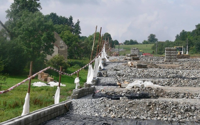Mur oporowy z systemu Tensartech TW1 na korytarzu kolejowym Votice – Benešov