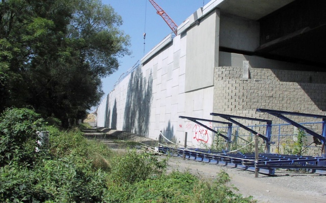 Mur oporowy z wielkoformatowych paneli w Ostrawie (przy Zeleninie)