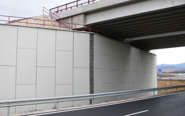 Przyczółki mostowe z gruntu zbrojonego na autostradzie D1 koło Levočy