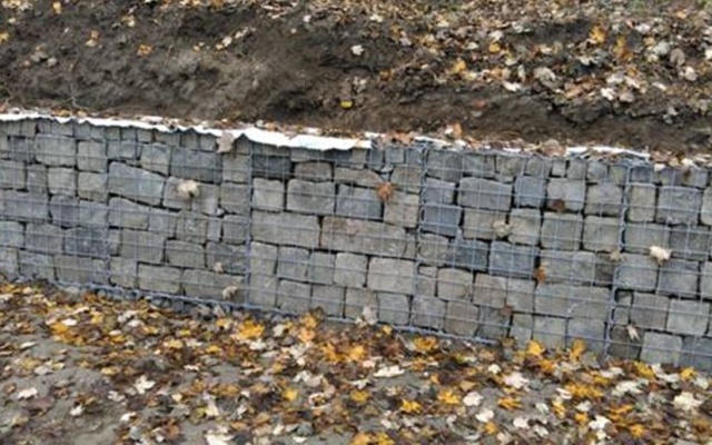 Gabionowy mur oporowy przy pałacyku Barca w Koszycach