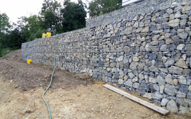 Řícmanice, mury oporowe do wyrównania terenu na stoku