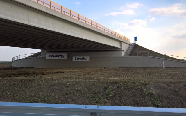 Wzmocniona ściana przy podporze mostu na autostradzie D1 Senec – Blatné, skrzyżowanie Blatné