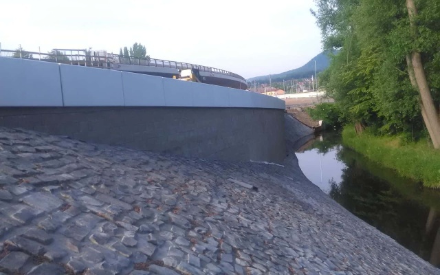 Děčín – Vilsnice, mur oporowy z gruntu zbrojonego wzdłuż potoku Jílovský