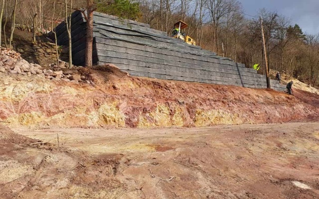 Realizacja zjazd na stromym terenie w Kadan