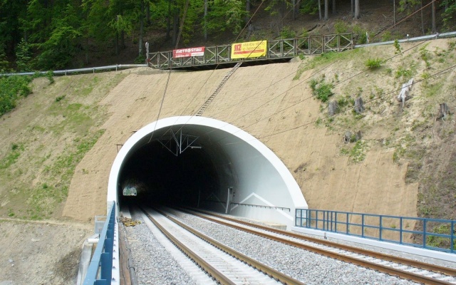 Wzmocnienie stoków portalu wyjazdowego tunelu Hněvkov II