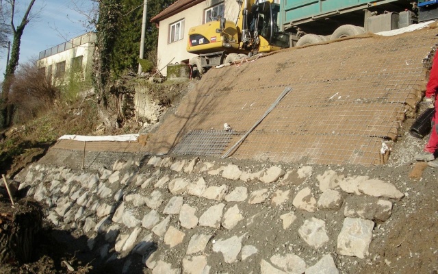 Sanacja osuwiska lokalnej drogi w Louce u Ostrohu