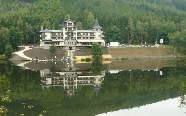 Wybudowanie utwardzonych powierzchni na pochyłej działce koło Karlowych War