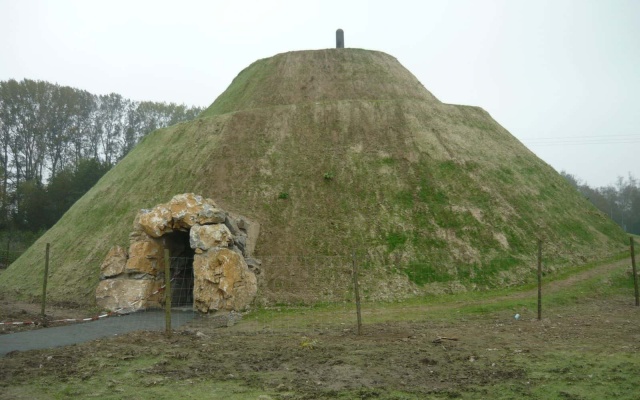 Wzmocnione ziemne ciało z wewnętrzną sztuczną jaskinią koło Ołomuńca
