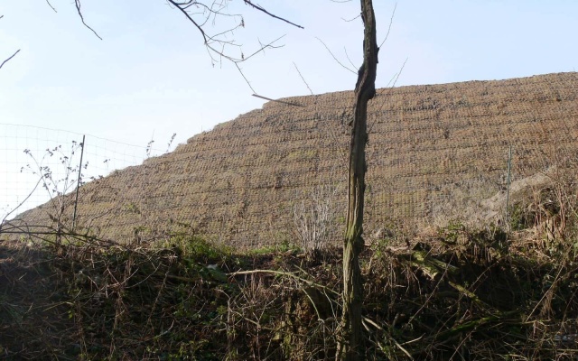 Rozszerzenie nasypu drogi dojazdowej na przedmieściach Vyškova