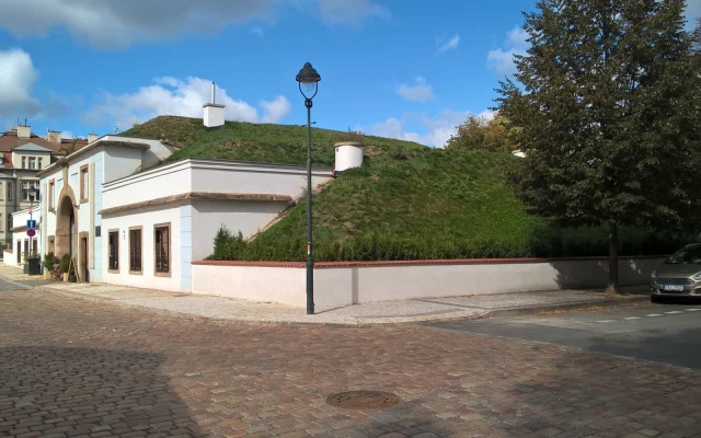 Wzmocnione i zbrojone zbocza przy Písecké bráně w Pradze