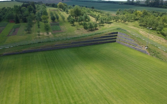 Sanacja muru oporowego na boisku piłkarskim w Dolním Němčí