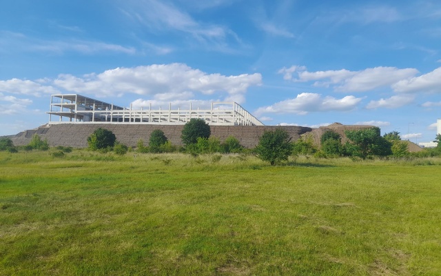 Strome zbocze na granicy działki – centrum technologiczne Švédské šance