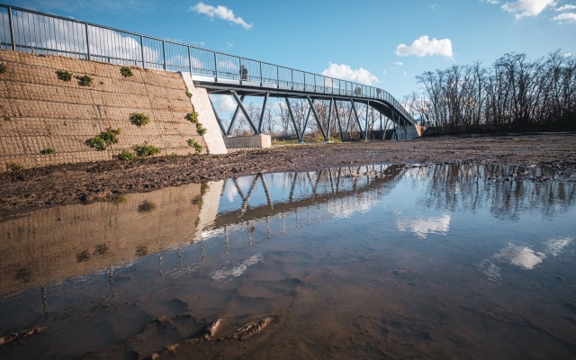 Zbocza kładki dla pieszych i rowerzystów nad linią kolejową w Pradze‑Čakovicích