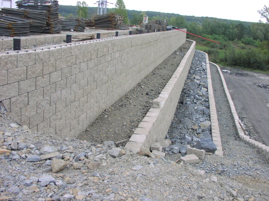 Mostowe przyczółki estakady autostradowej w Ostrawie