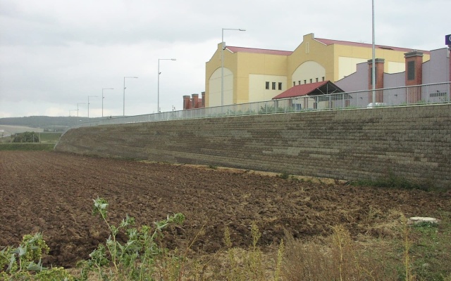 Mur oporowy centrum handlowego Olympia w Pilźnie