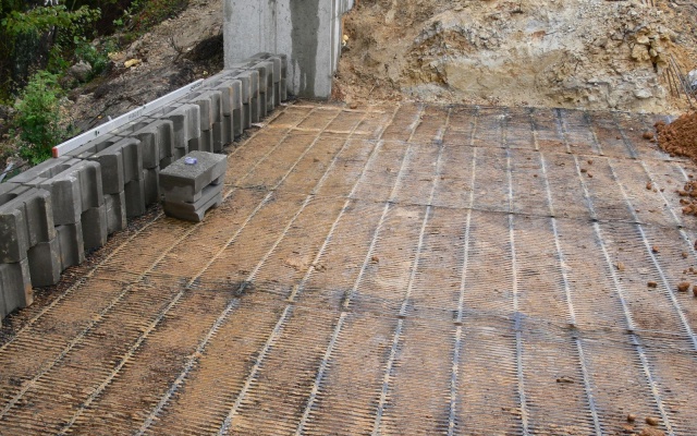 Mostowe skrzydła z gruntu zbrojonego na obwodnicy Chebu