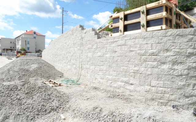 Ściana oporowa kładki nad linią kolejową Tábor – Bechyně