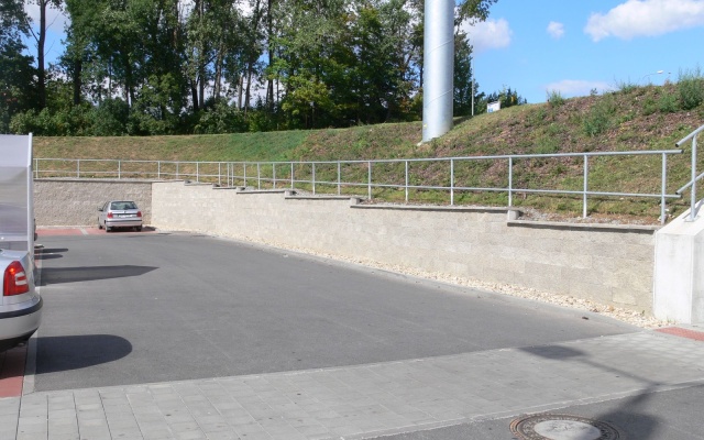 Opórcza konstrukcja dla posadowienia domu handlowego w Boskovicach