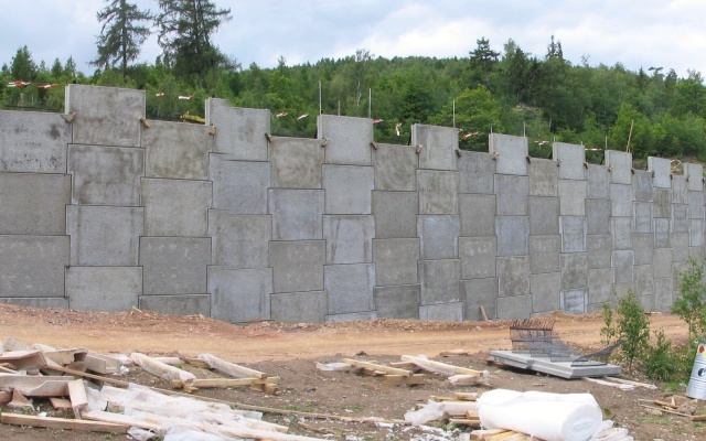 Mur oporowy z wielkoformatowych paneli na obejściu drogi I/7 Chomutov – Křimov