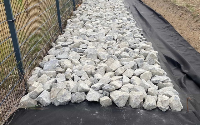 Separacja kruszywa i gruntu w rowie chłonnym