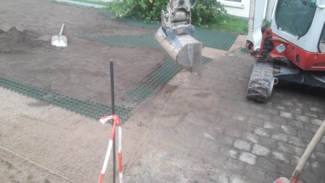 Rozszerzenie miejsc parkingowych za pomocą płyt trawnikowych