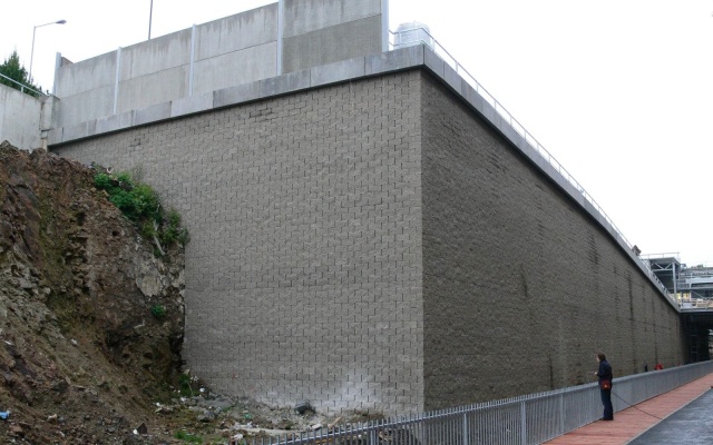 Mur oporowy na terenie centrum handlowego w Igławie