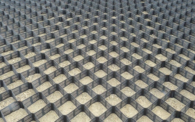 Ochrona skarp zbiornika sedymentacyjnego cukrowni w Dobrovicach za pomocą geokomórek