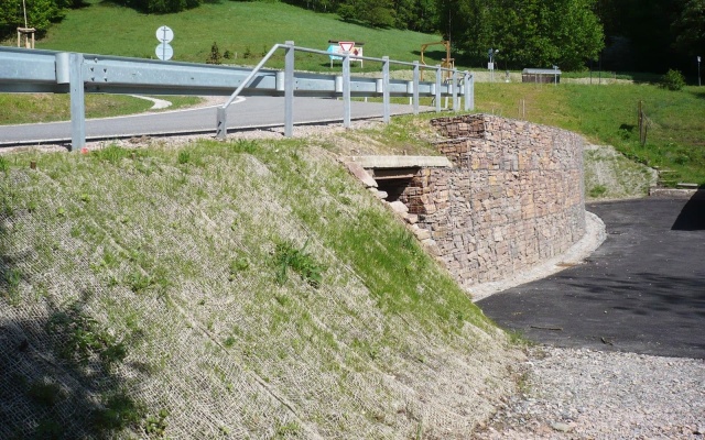 Kokosowe maty jako przeciwerozyjna ochrona skarp podczas rekonstrukcji drogi w Žacléřu