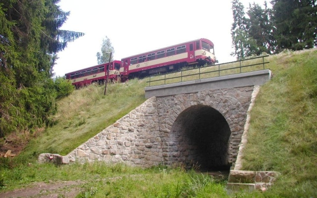 Ochrona przeciwerozyjna skrzydeł mostu kolejowego w miejscowości Urbaneč