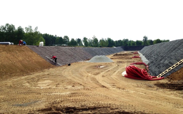 Ochrona skarp przed erozją na strzelnicy piechoty w Lešti