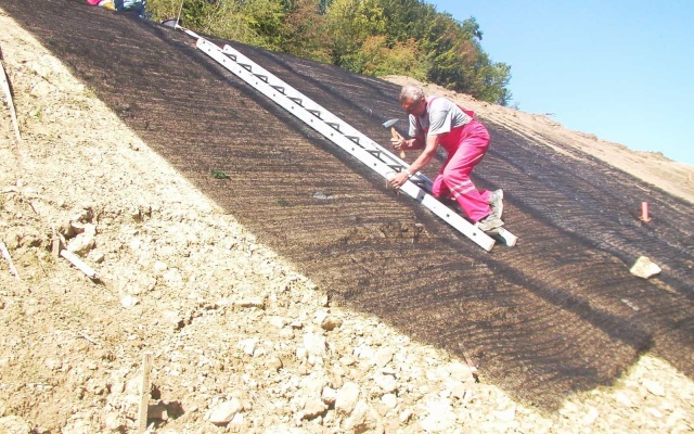 Ochrona skarp nasypu drogowego przed erozją w okolicach Sverepca