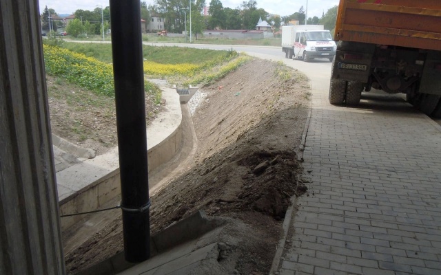 Ochrona skarp rowu odwadniającego przed erozją w Popradzie